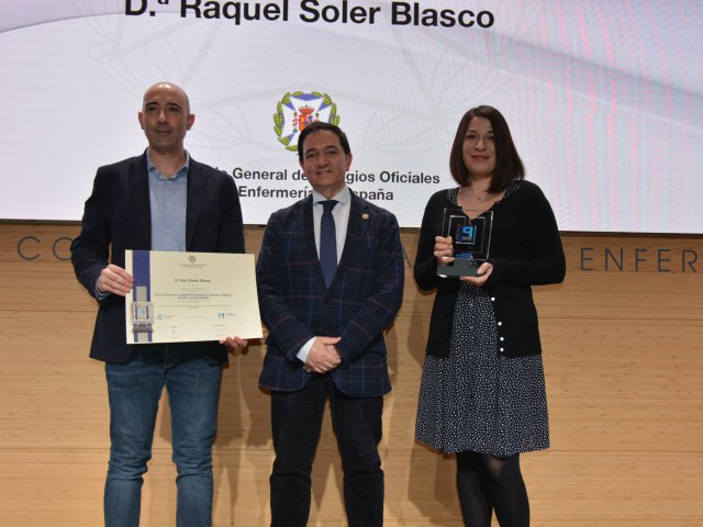 Los finalistas de otros ámbitos, Iván Durán y Raquel Soler junto a Diego Ayuso, secretario general del CGE.